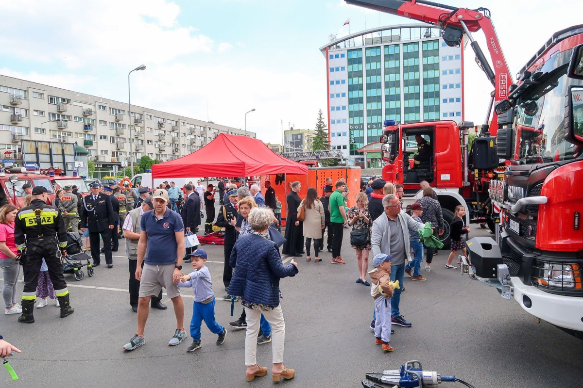 Pokaz strażacki na placu Piłsudskiego w Bolesławcu