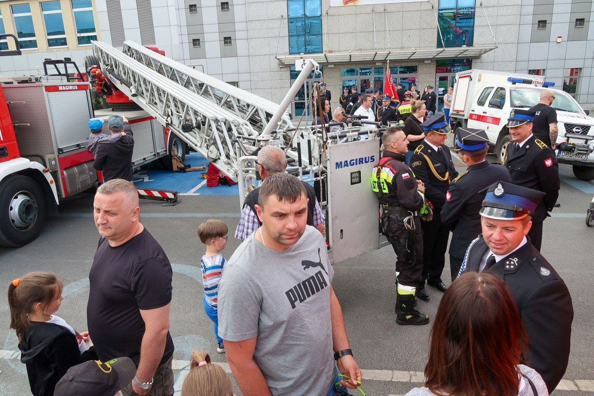 Pokaz strażacki na placu Piłsudskiego w Bolesławcu