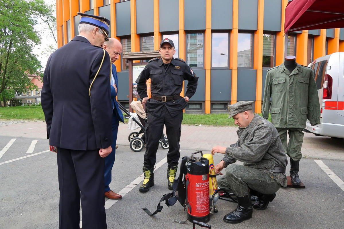 Pokaz strażacki na placu Piłsudskiego w Bolesławcu