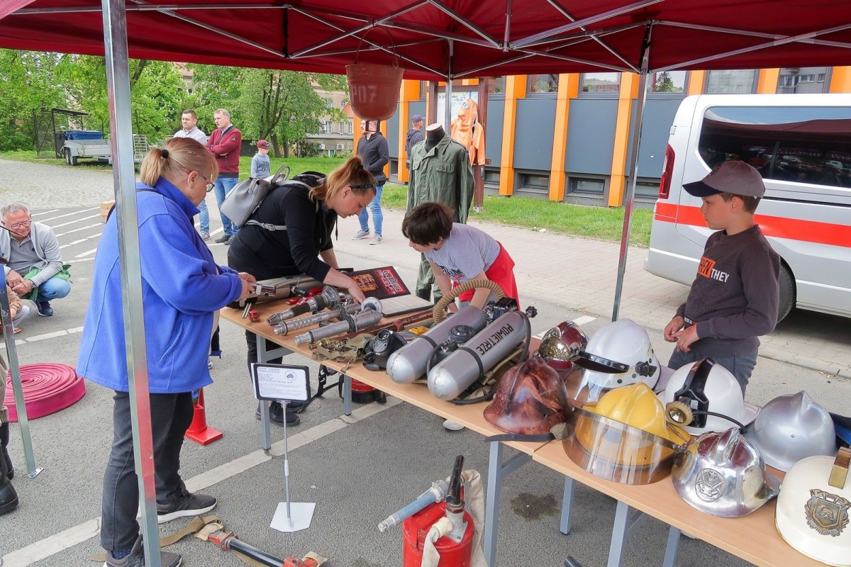 Pokaz strażacki na placu Piłsudskiego w Bolesławcu