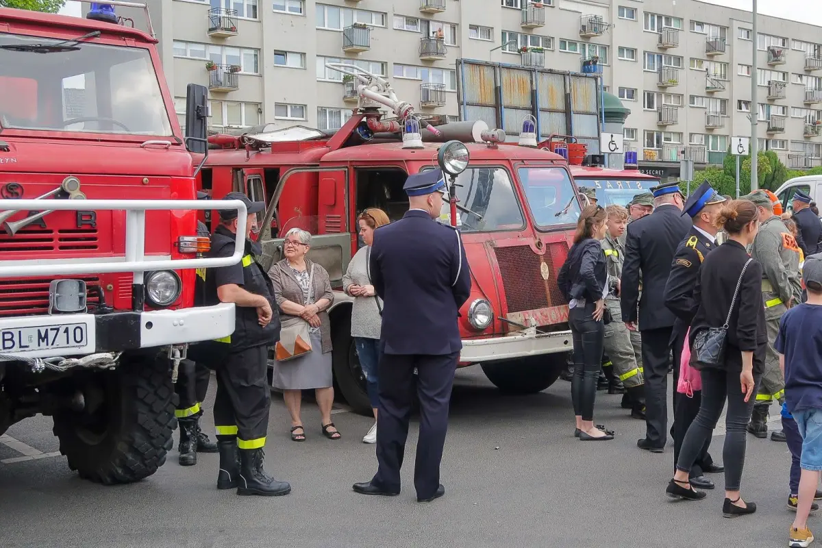 Pokaz strażacki na placu Piłsudskiego w Bolesławcu