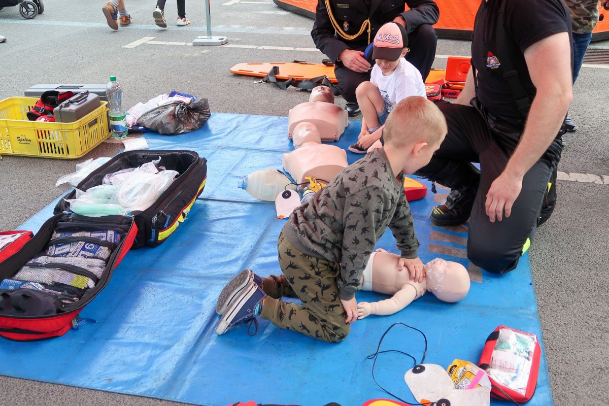 Pokaz strażacki na placu Piłsudskiego w Bolesławcu