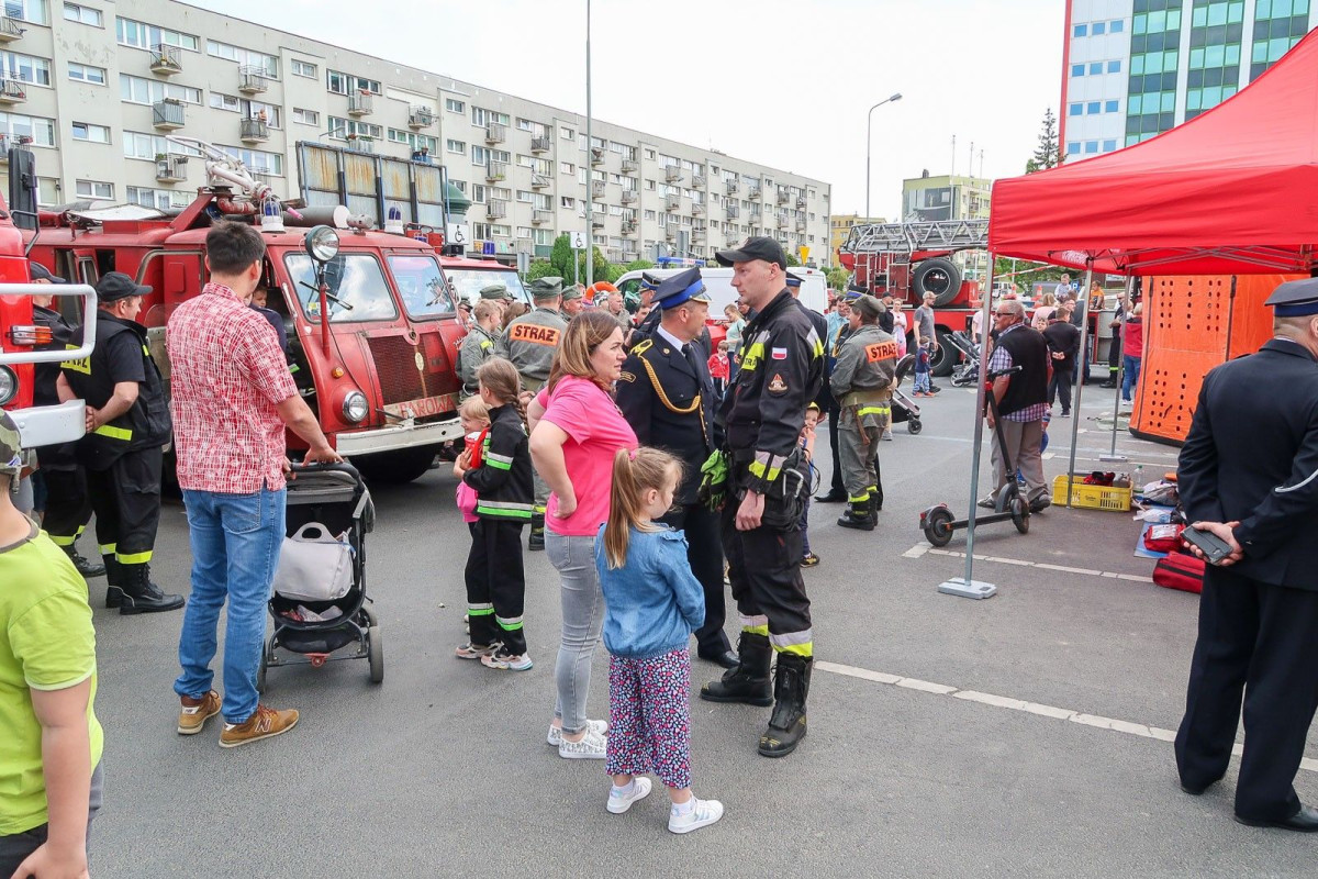 Pokaz strażacki na placu Piłsudskiego w Bolesławcu