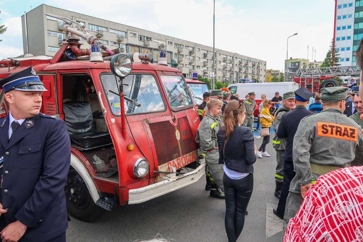 Pokaz strażacki na placu Piłsudskiego w Bolesławcu