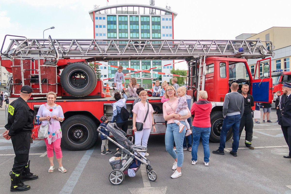 Pokaz strażacki na placu Piłsudskiego w Bolesławcu