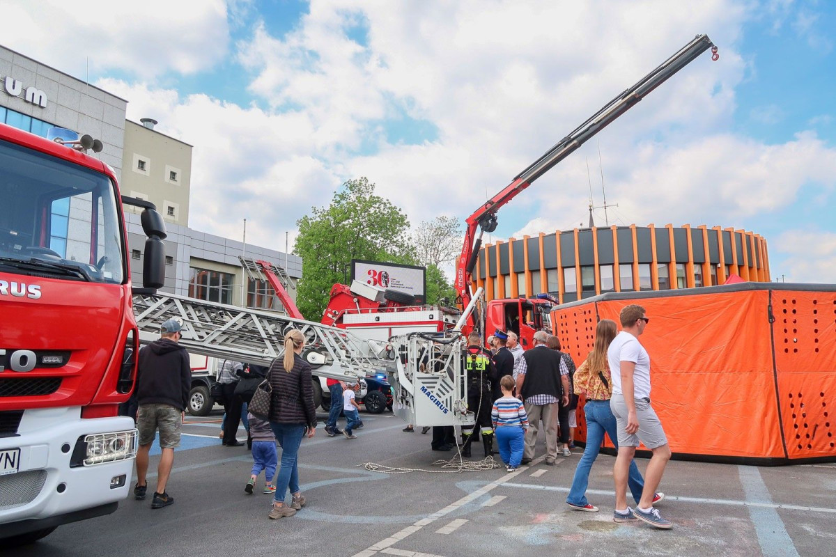 Pokaz strażacki na placu Piłsudskiego w Bolesławcu