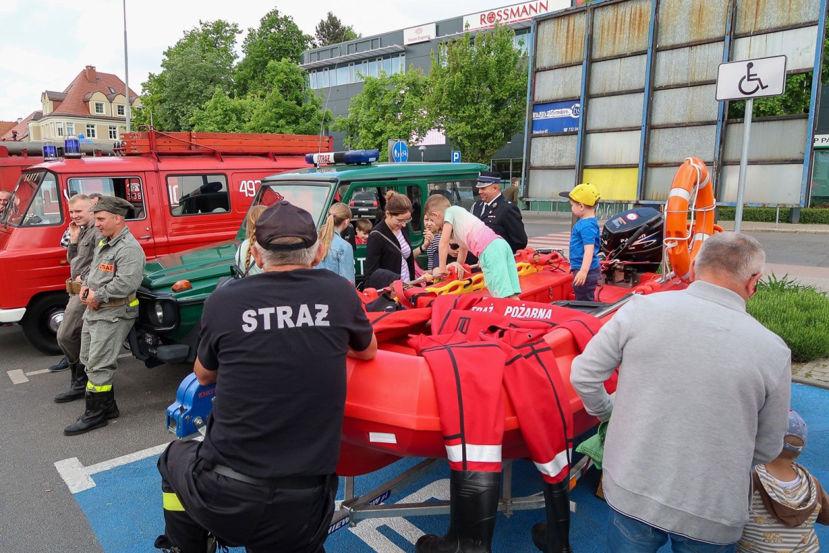 Pokaz strażacki na placu Piłsudskiego w Bolesławcu