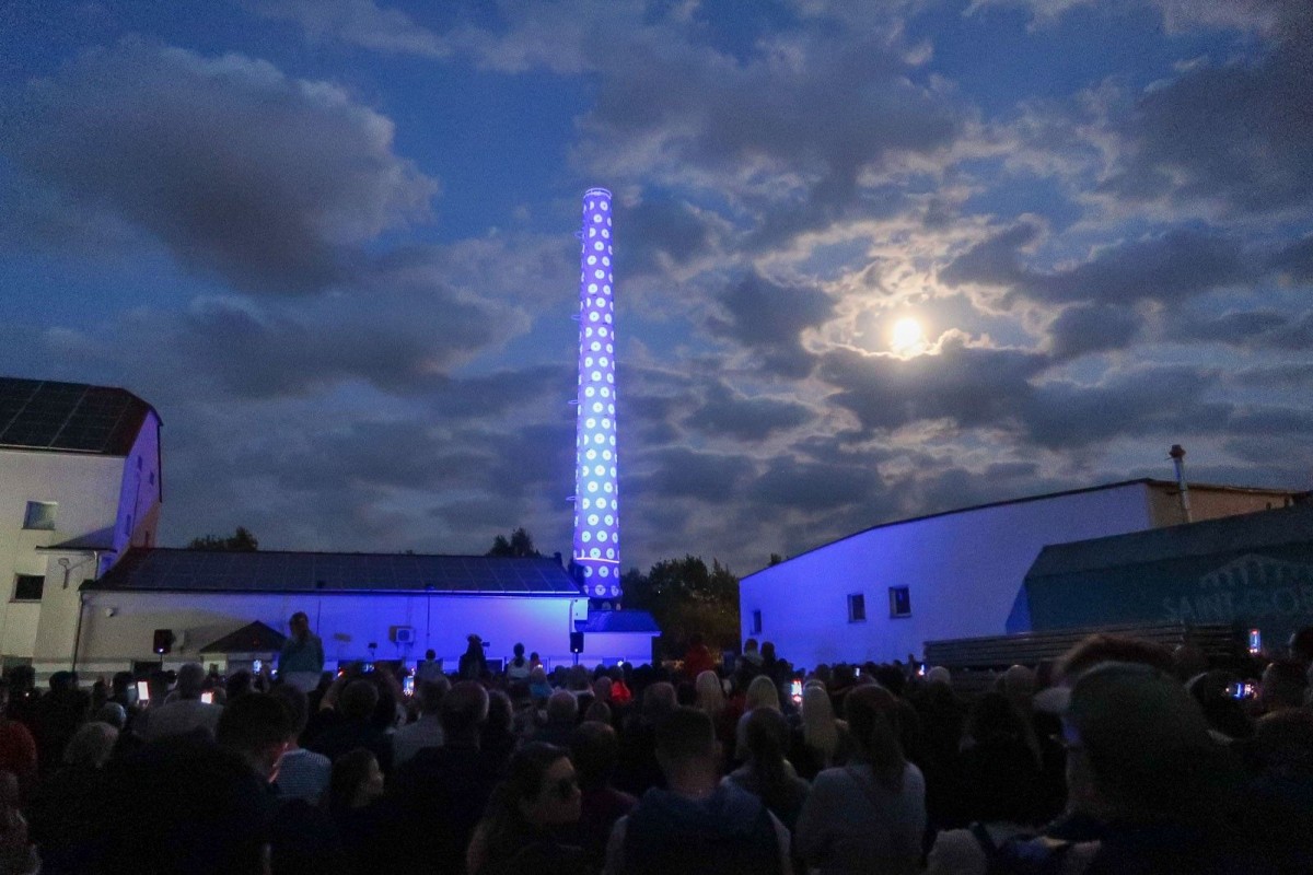 Pokaz laserowy na dziedzińcu ceramiki Kalich w Bolesławcu