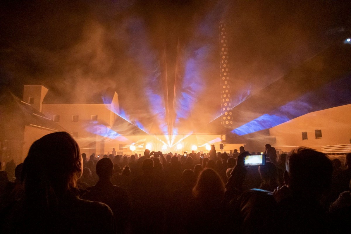 Pokaz laserowy na dziedzińcu ceramiki Kalich w Bolesławcu