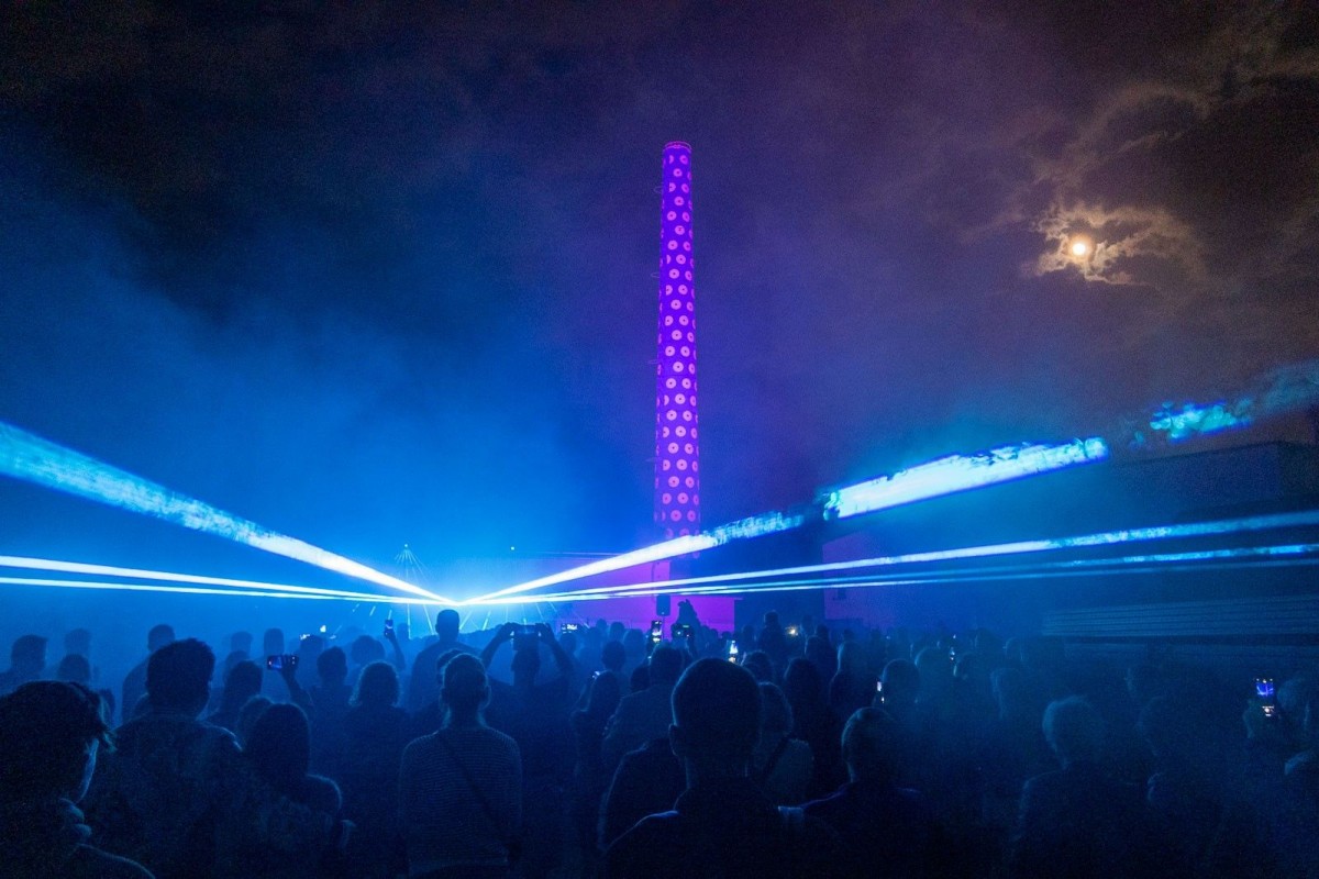 Pokaz laserowy na dziedzińcu ceramiki Kalich w Bolesławcu