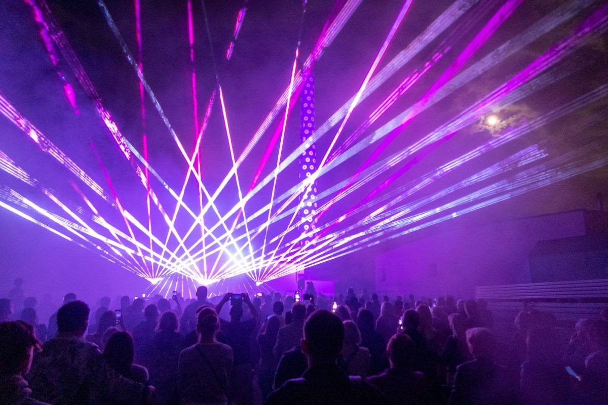 Pokaz laserowy na dziedzińcu ceramiki Kalich w Bolesławcu