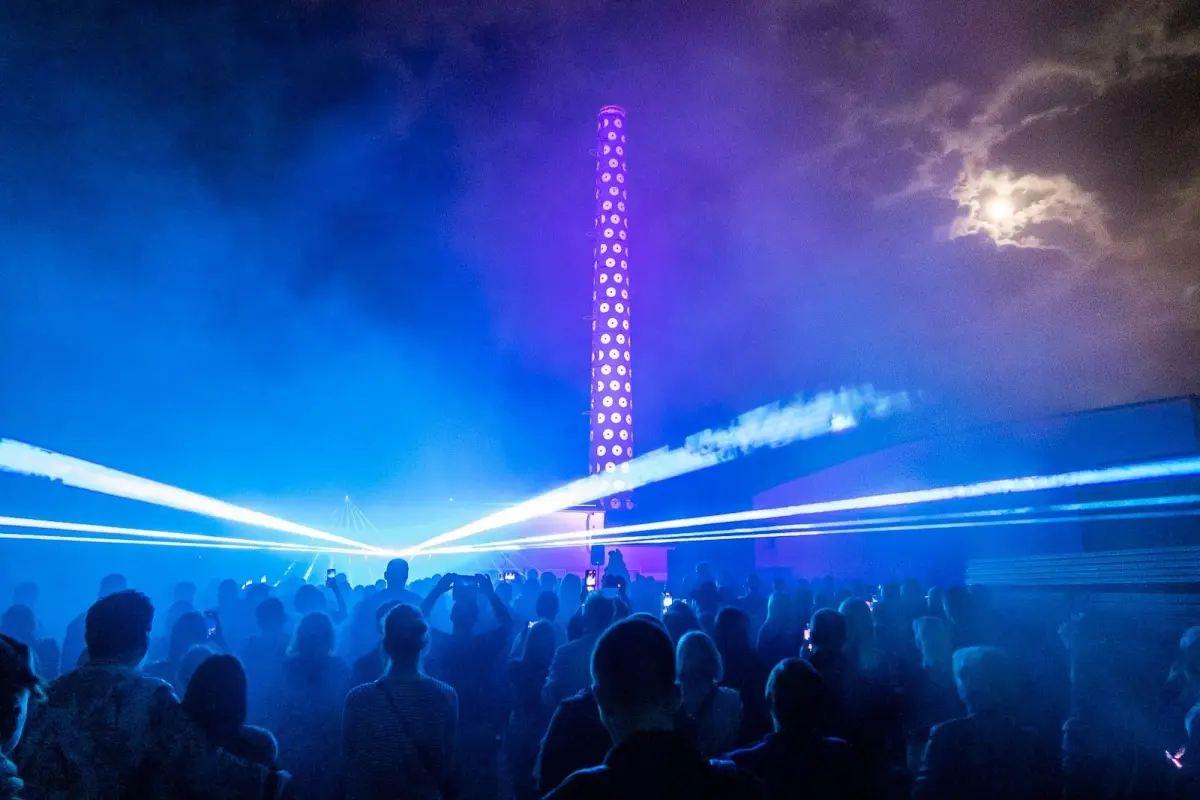 Pokaz laserowy na dziedzińcu ceramiki Kalich w Bolesławcu