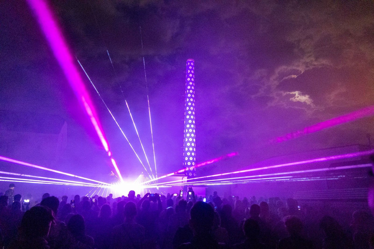 Pokaz laserowy na dziedzińcu ceramiki Kalich w Bolesławcu