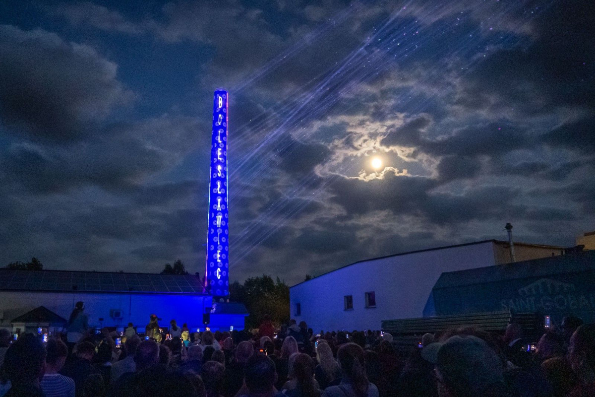 Pokaz laserowy na dziedzińcu ceramiki Kalich w Bolesławcu