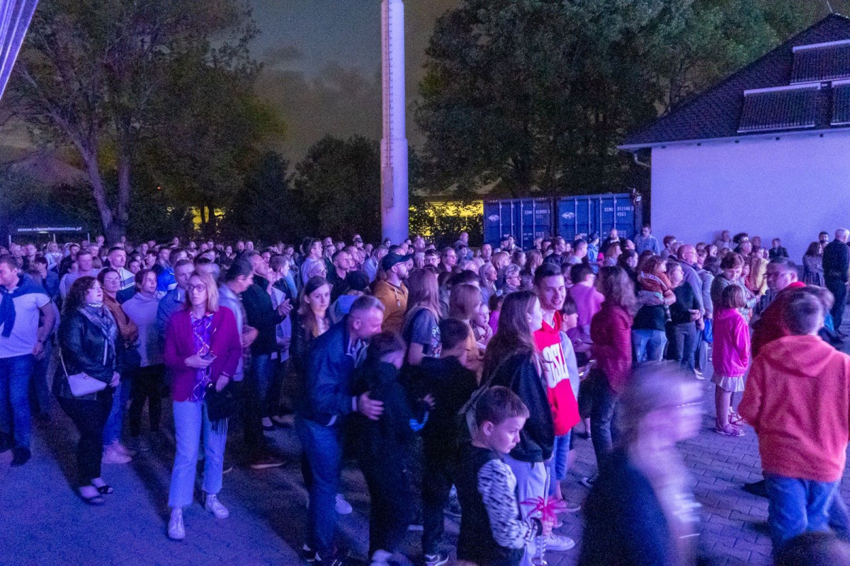 Pokaz laserowy na dziedzińcu ceramiki Kalich w Bolesławcu