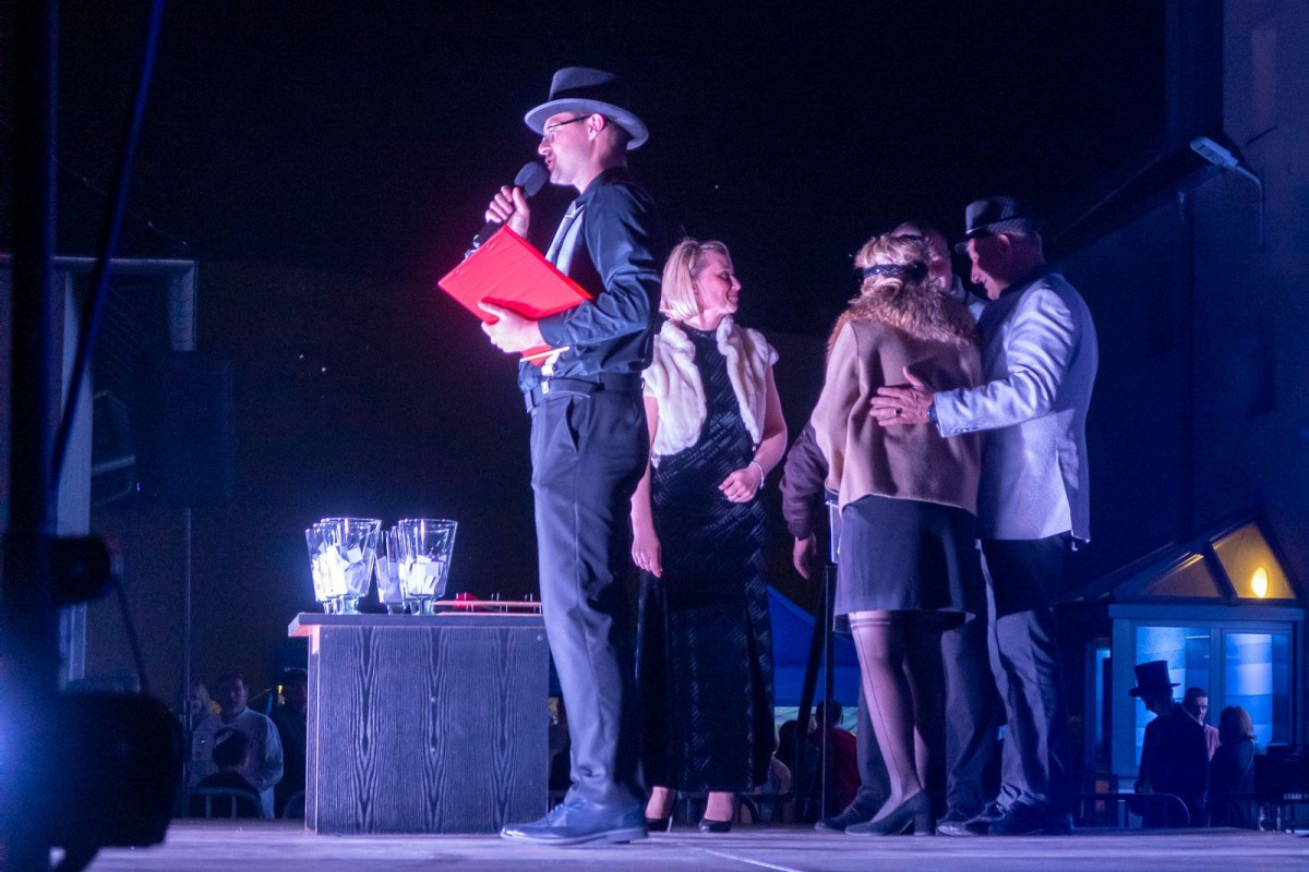 Pokaz laserowy na dziedzińcu ceramiki Kalich w Bolesławcu