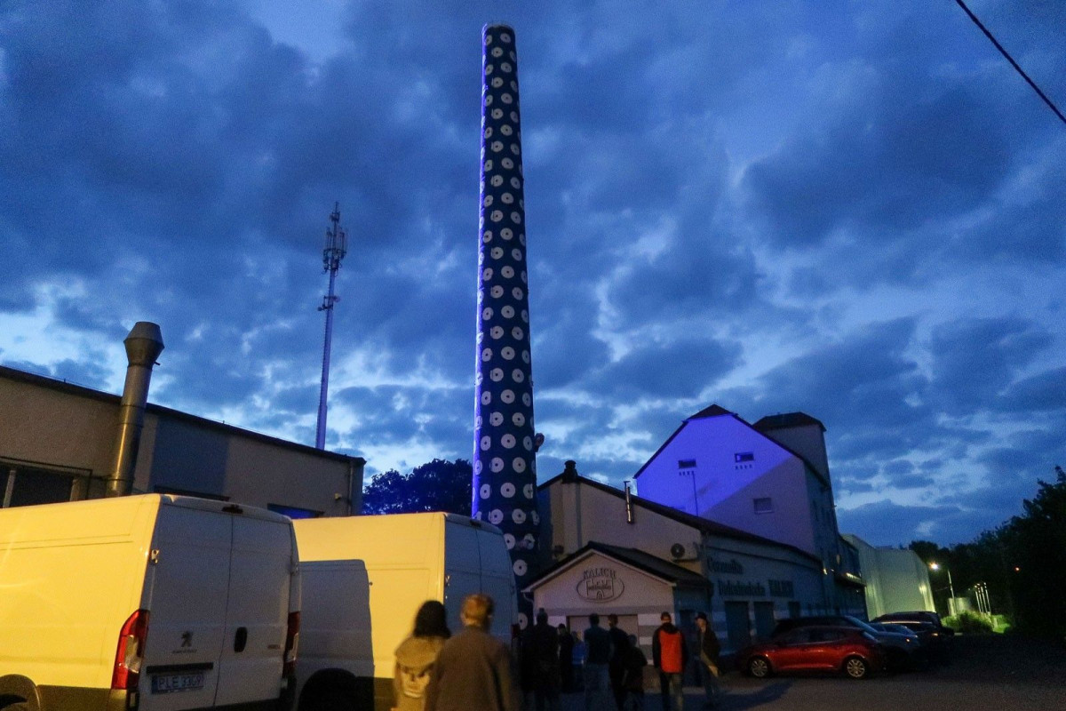 Pokaz laserowy na dziedzińcu ceramiki Kalich w Bolesławcu