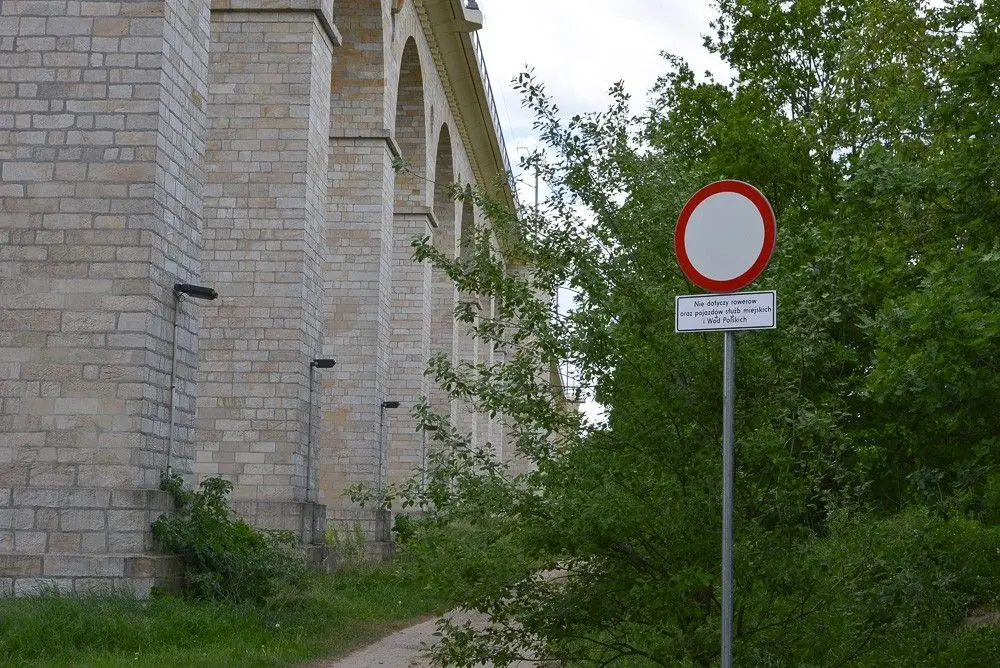 Znaki zakazu przy bolesławieckim wiadukcie