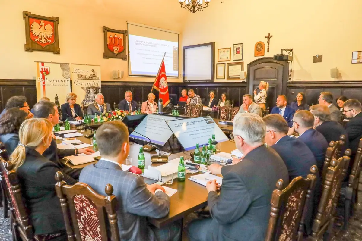 Radni na sesji podczas omawiania inwestycji przy ul. Staroszkolnej