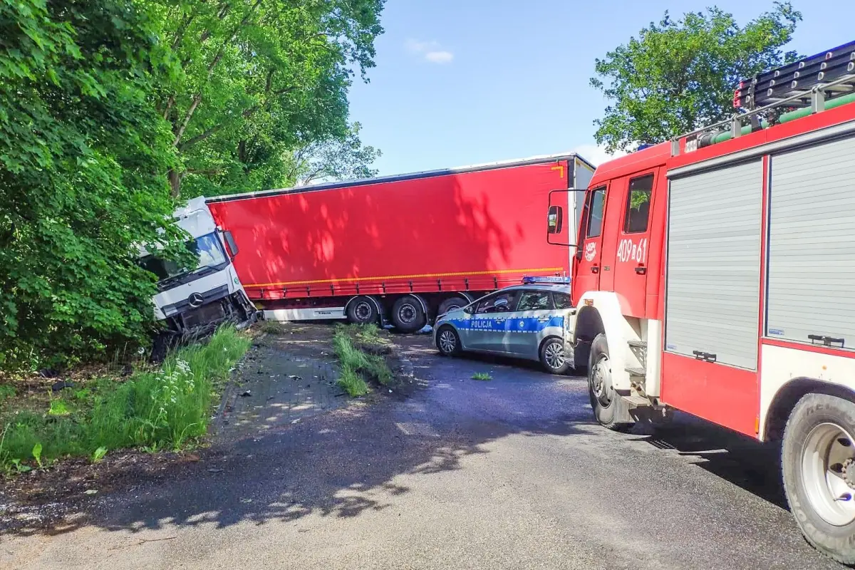 Ciężarówka, która zderzyła się z policyjnym BMW