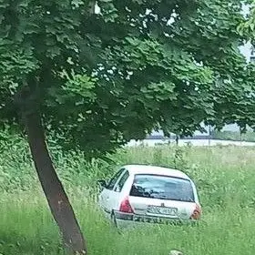 Auto z rozbitym przodem, które stoi przy ul. Garncarskiej w trawie kilka dni