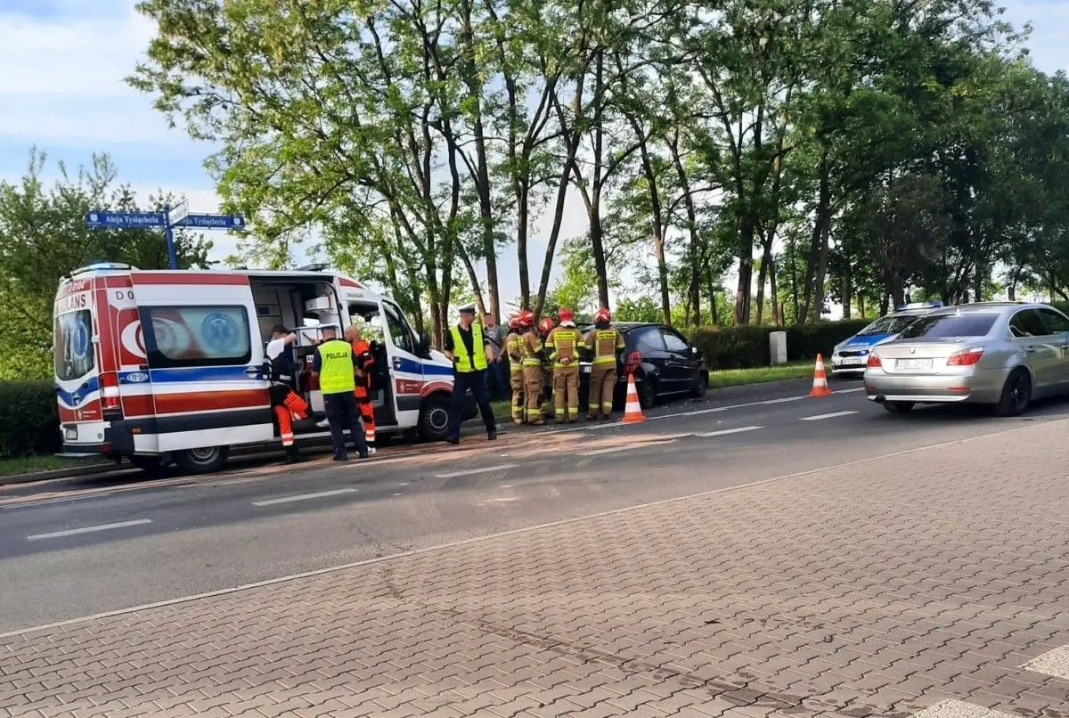 Zderzenie dwóch aut przy alei Tysiąclecia