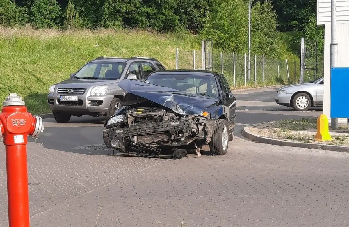Zderzenie dwóch aut przy alei Tysiąclecia