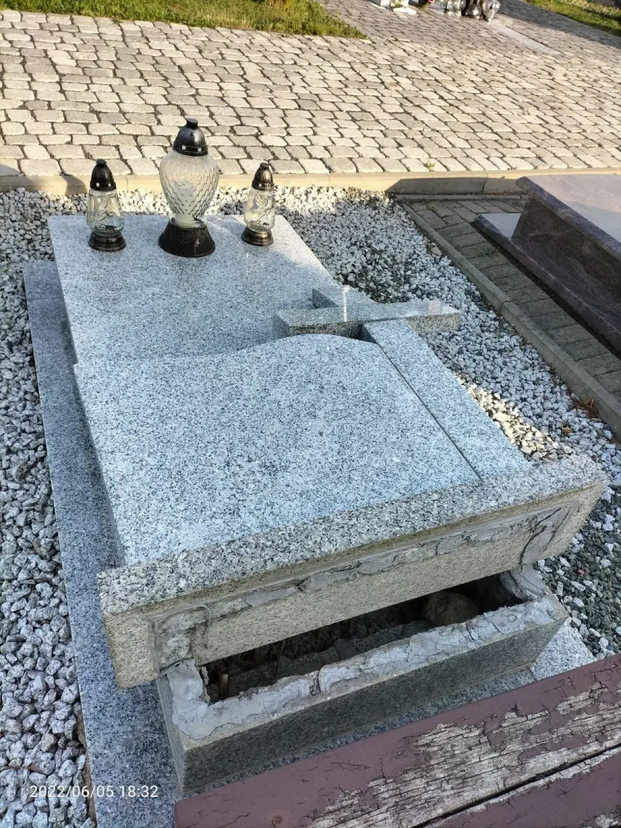 Zniszczone pomniki na cmentarzu w Warcie Bolesławieckiej