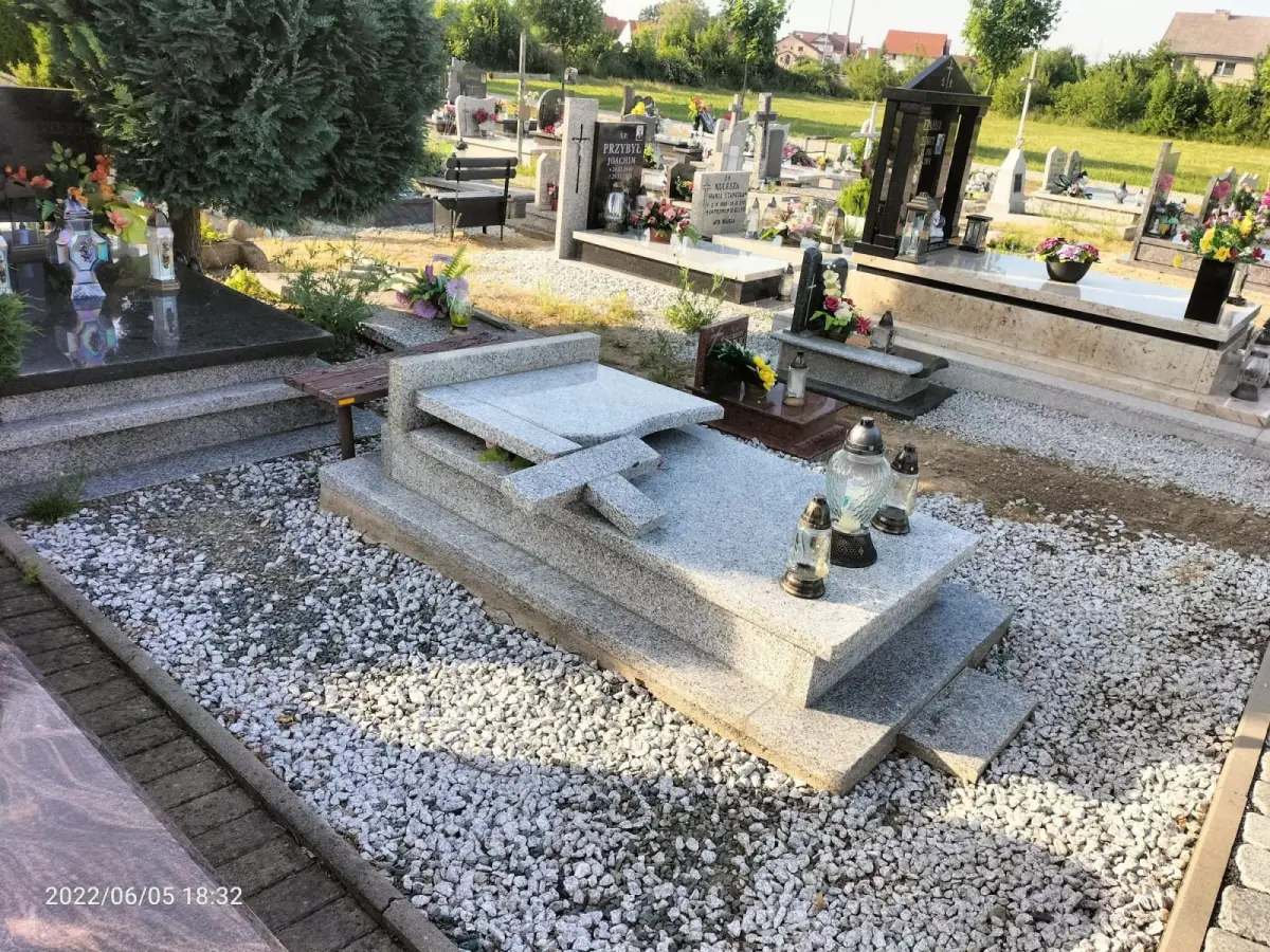 Zniszczone pomniki na cmentarzu w Warcie Bolesławieckiej