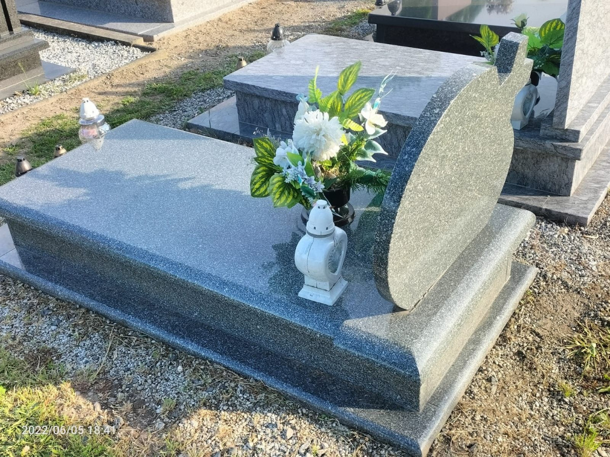 Zniszczone pomniki na cmentarzu w Warcie Bolesławieckiej