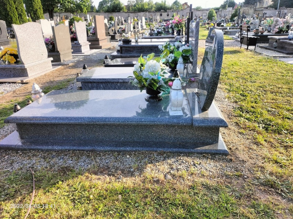 Zniszczone pomniki na cmentarzu w Warcie Bolesławieckiej