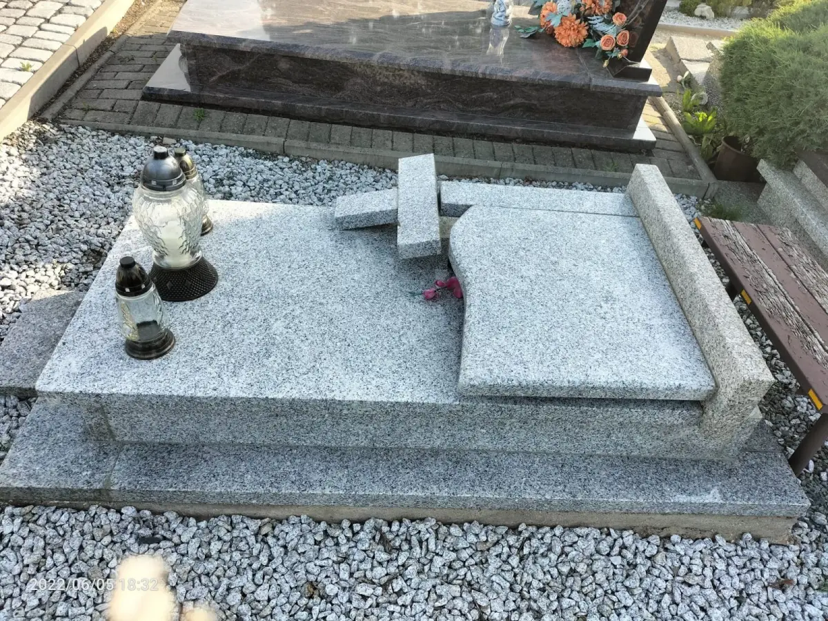 Zniszczone pomniki na cmentarzu w Warcie Bolesławieckiej