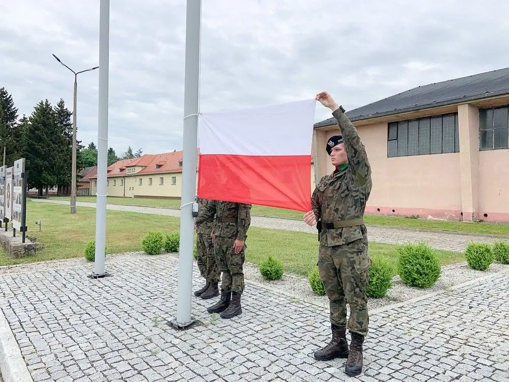 Урочисте вручення зброї добровольцям у 23-му артилерійському полку в Болеславці