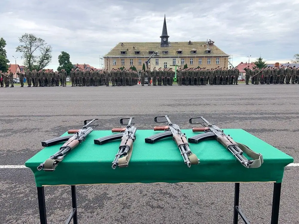 Ceremonial presentation of weapons to volunteers at the 23rd Artillery Regiment in Bolesławiec