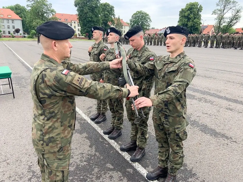 Ceremonial presentation of weapons to volunteers at the 23rd Artillery Regiment in Bolesławiec