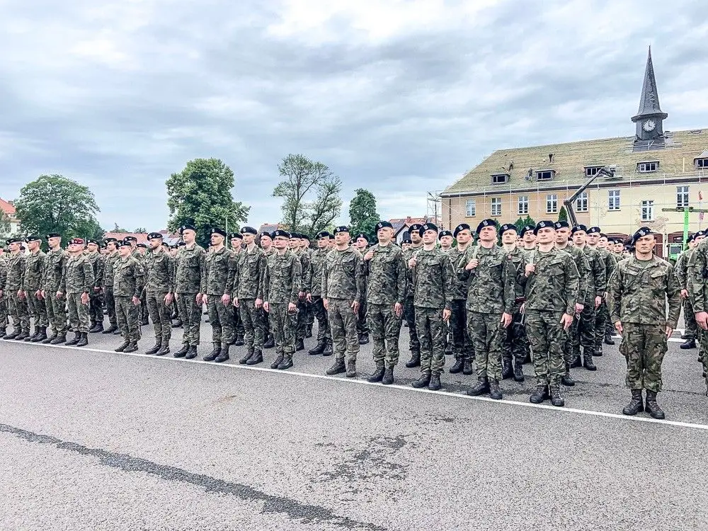 Ceremonial presentation of weapons to volunteers at the 23rd Artillery Regiment in Bolesławiec