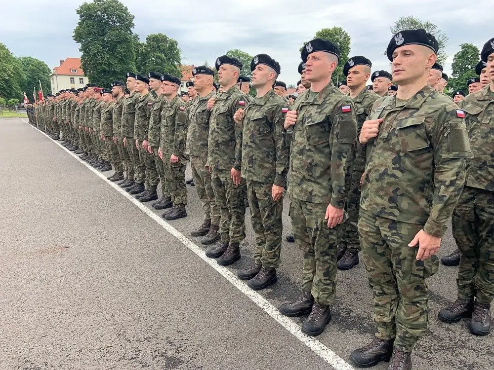 Урочисте вручення зброї добровольцям у 23-му артилерійському полку в Болеславці
