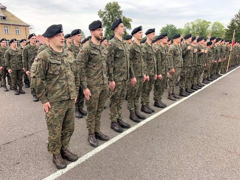 Uroczyste wręczenie broni ochotnikom w 23 Pułku Artylerii w Bolesławcu