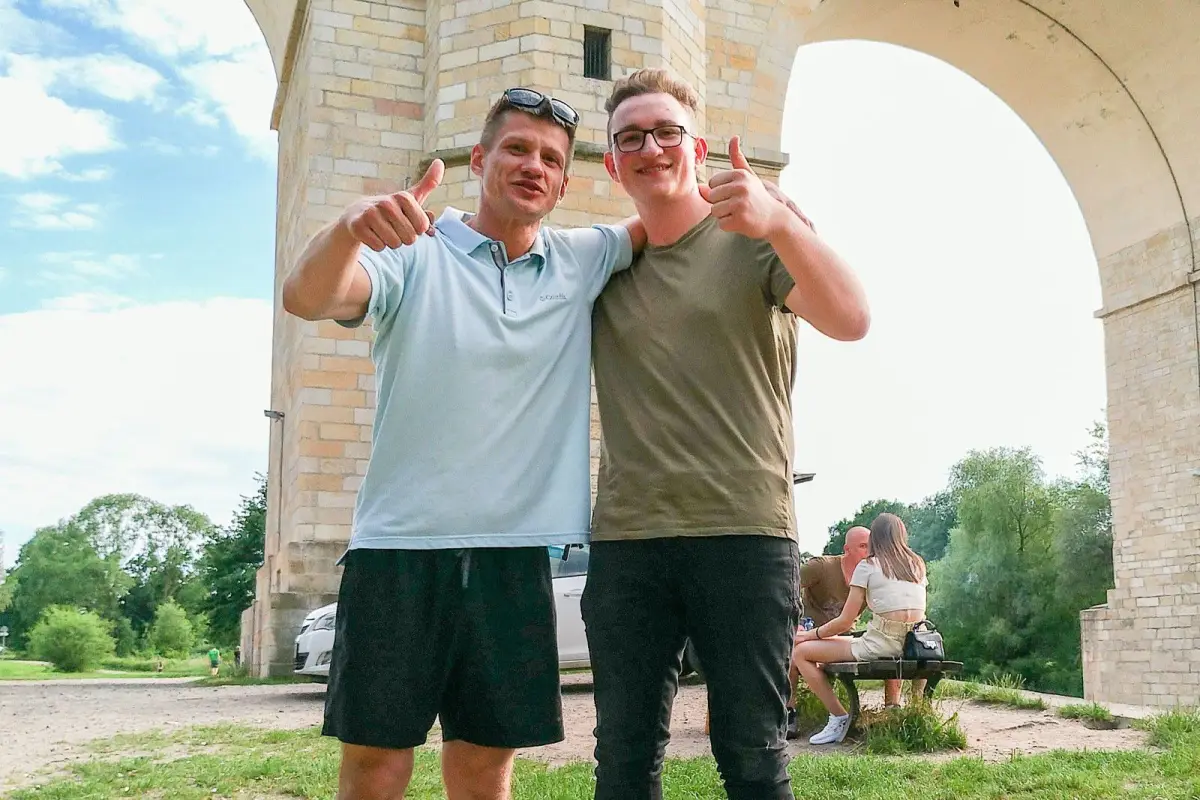 Roman z Białorusi i Kacper z Polski. Roman uratował topiącą się w Bobrze kobietę