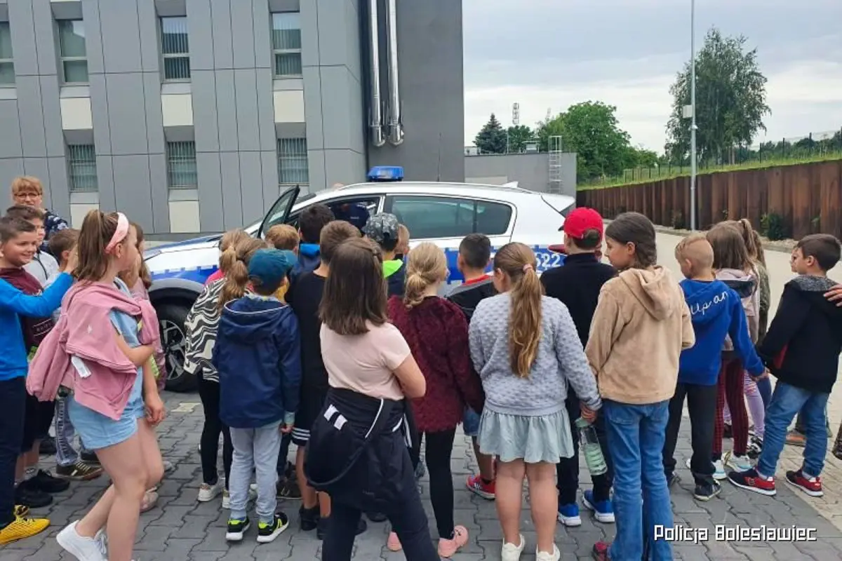 Wizyta dzieci w Komendzie Powiatowej Policji w Bolesławcu