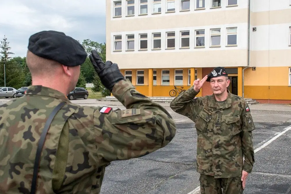 Wręczenie broni elewom w 10 Brygadzie Kawalerii Pancernej w Świętoszowie