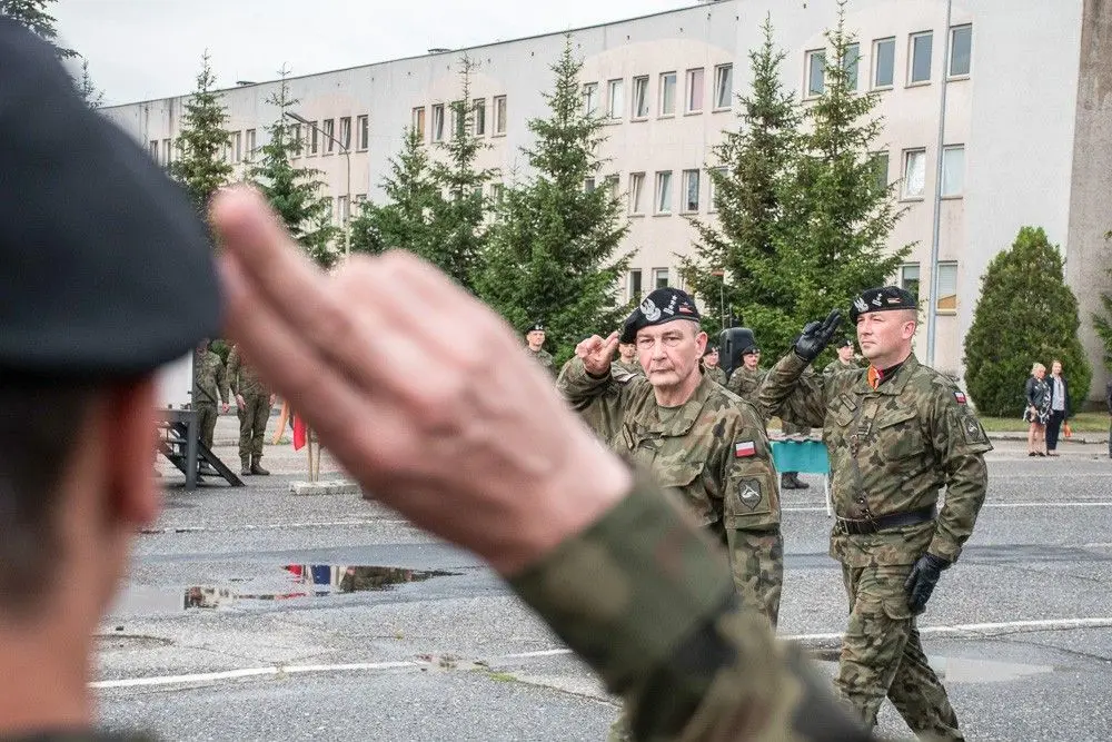 Wręczenie broni elewom w 10 Brygadzie Kawalerii Pancernej w Świętoszowie