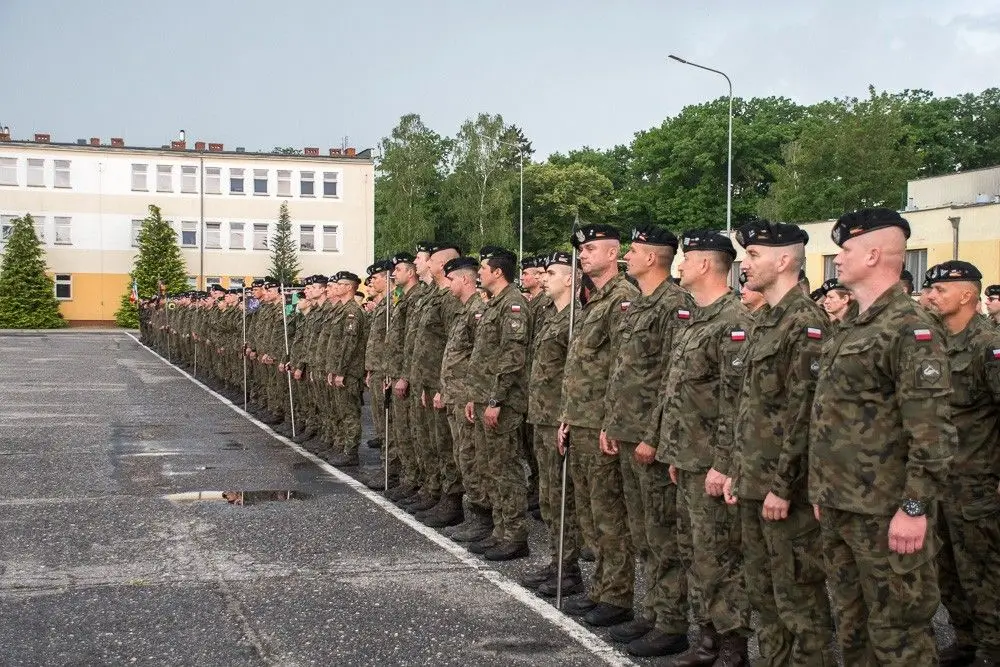 Wręczenie broni elewom w 10 Brygadzie Kawalerii Pancernej w Świętoszowie