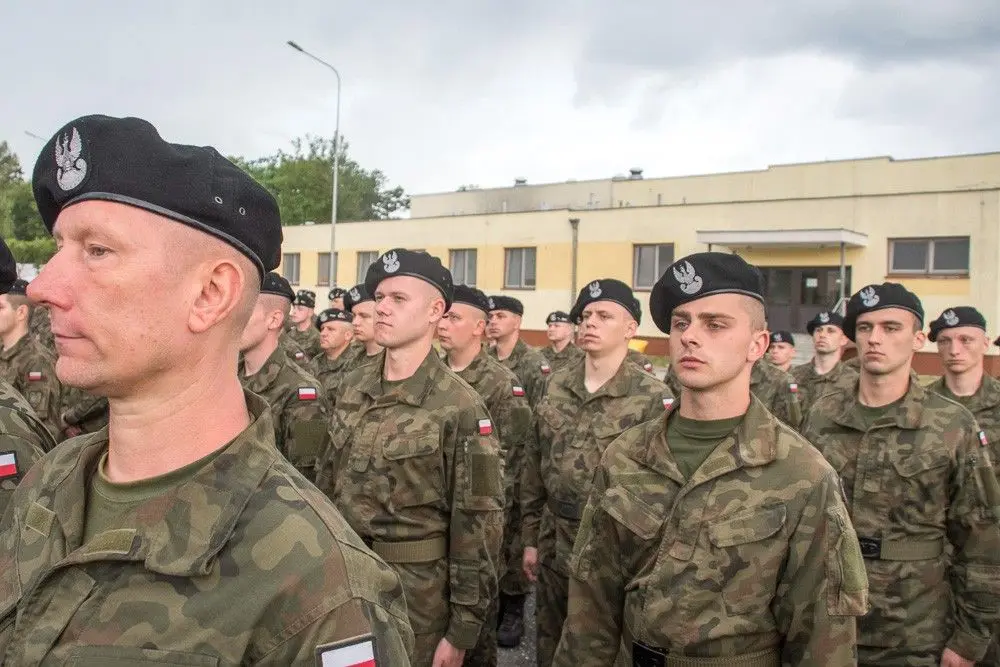 Wręczenie broni elewom w 10 Brygadzie Kawalerii Pancernej w Świętoszowie