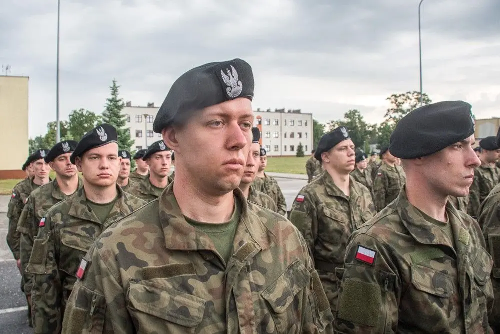Wręczenie broni elewom w 10 Brygadzie Kawalerii Pancernej w Świętoszowie