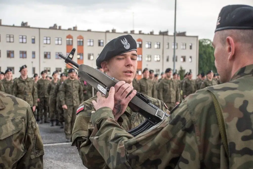 Wręczenie broni elewom w 10 Brygadzie Kawalerii Pancernej w Świętoszowie