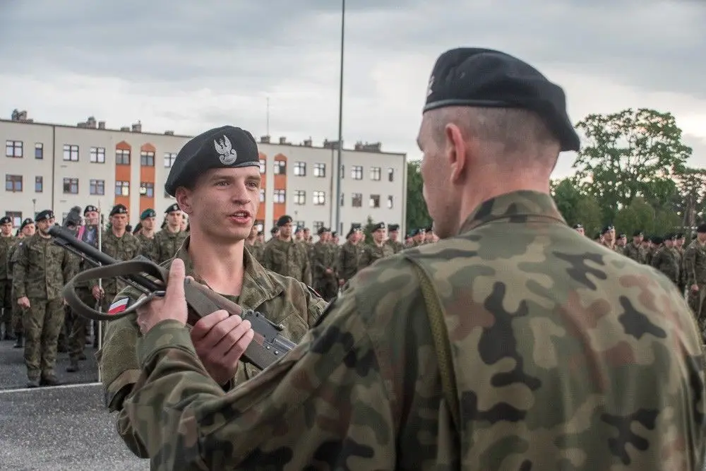 Wręczenie broni elewom w 10 Brygadzie Kawalerii Pancernej w Świętoszowie
