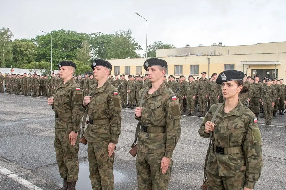 Wręczenie broni elewom w 10 Brygadzie Kawalerii Pancernej w Świętoszowie
