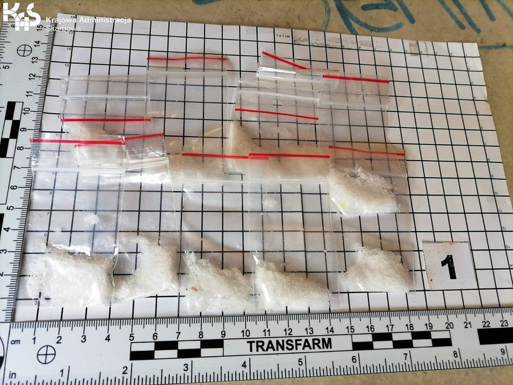 Przechwycili 44 kg nielegalnego tytoniu, 18,5 tys. paczek papierosów i 25 g mety