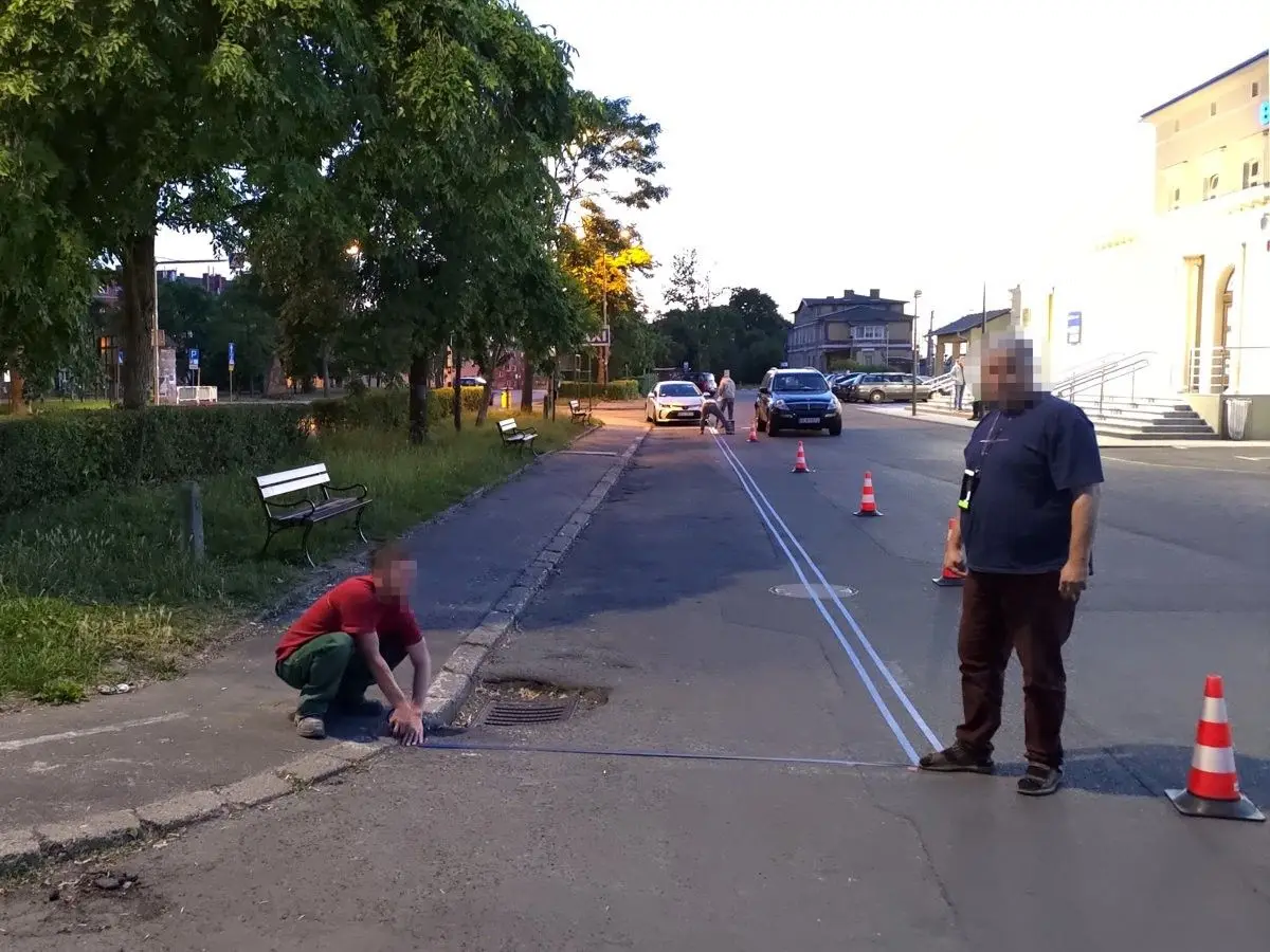 Taksówkarze oznaczający parking dla taksówek przed dworcem PKP w Bolesławcu